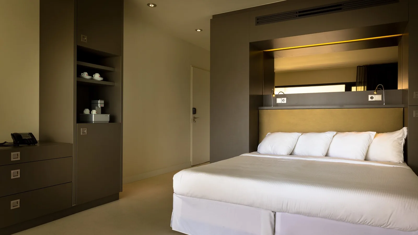 Comforpur 660 Uni seamless resin floor in a guest room of the Papagayo Hotel on Curaçao
