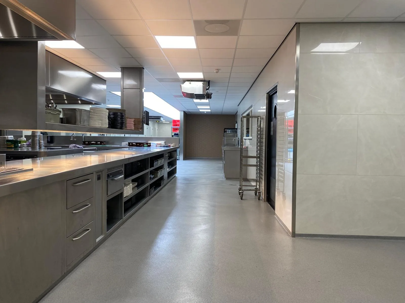 Completec QCF quartz floor in the kitchen of Van der Valk Groningen Zuidbroek