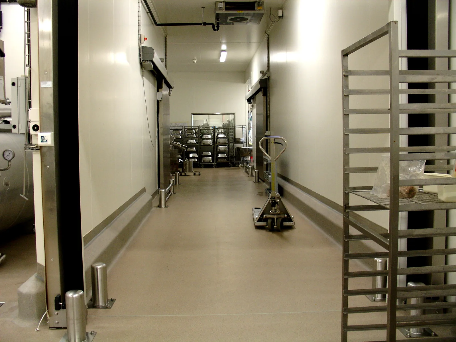 Completec QCF quartz floor in the production area of a fish processing plant in Switzerland, detail 2