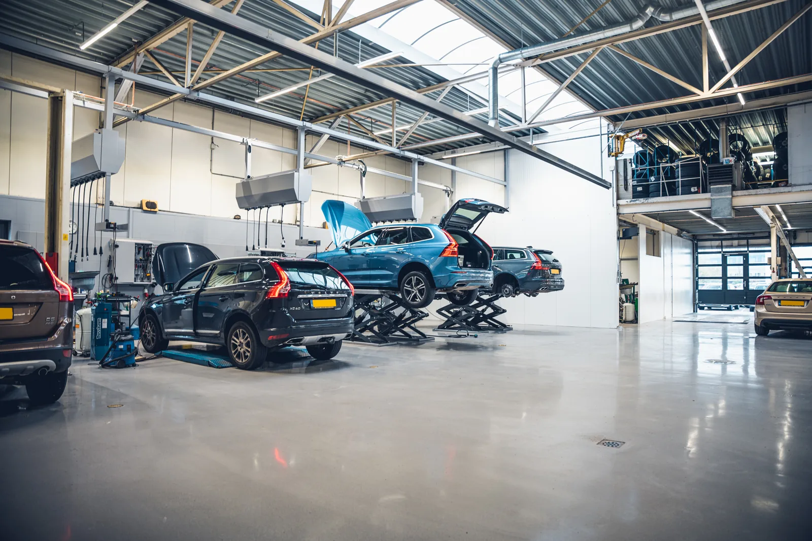 Comforpox 800 SL epoxy resin floor in a car workshop with vehicle lifts and passenger cars