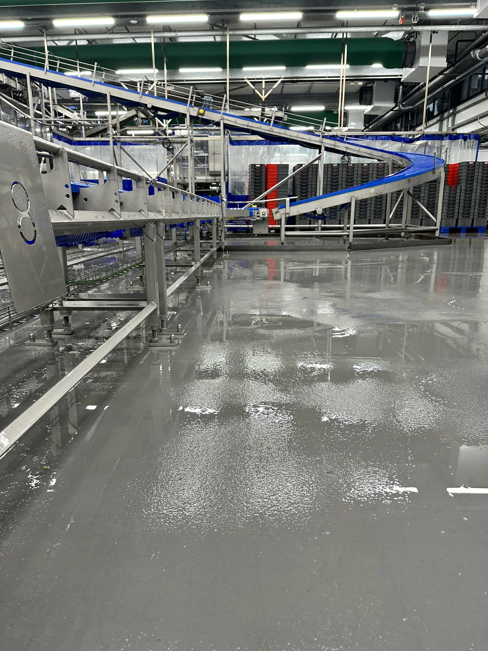 Sika Ucrete BC4 floor in a food production hall with stainless steel conveyor belts